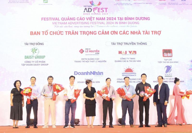 Ban Tổ chức Festival Quảng cáo Việt Nam 2024 tặng hoa và Kỷ niệm chương cảm ơn các nhà tài trợ