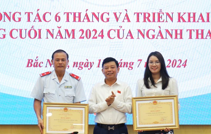 Phó Chủ tịch UBND tỉnh Ngô Tân Phượng trao Bằng khen của Tổng Thanh tra Chính phủ cho các tập thể có thành tích xuất sắc.