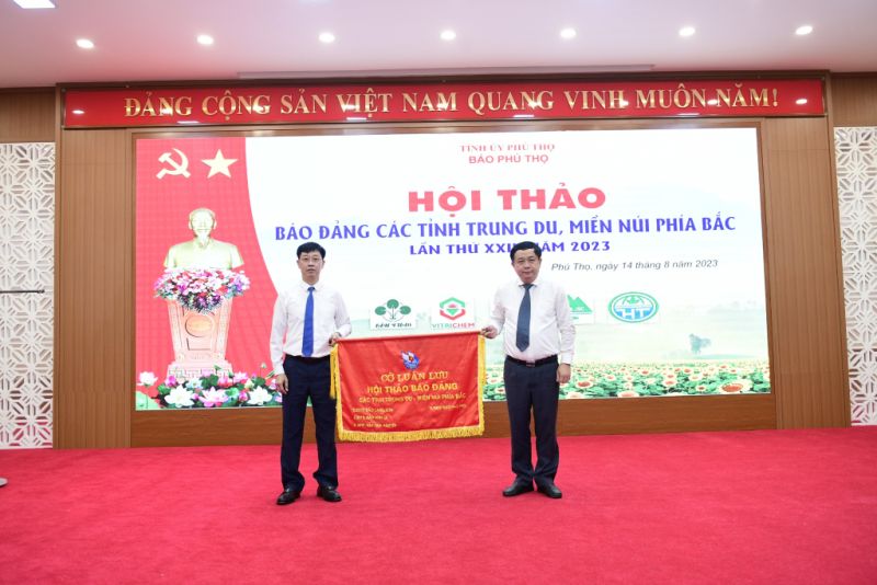 Lãnh đạo Báo Phú Thọ đã trao cờ luân lưu đăng cai tổ chức Hội thảo báo Đảng các tỉnh trung du, miền núi phía Bắc lần thứ XXIII, năm 2024 cho Trung tâm Truyền thông tỉnh Quảng Ninh. Ảnh chụp tháng 8/2023.