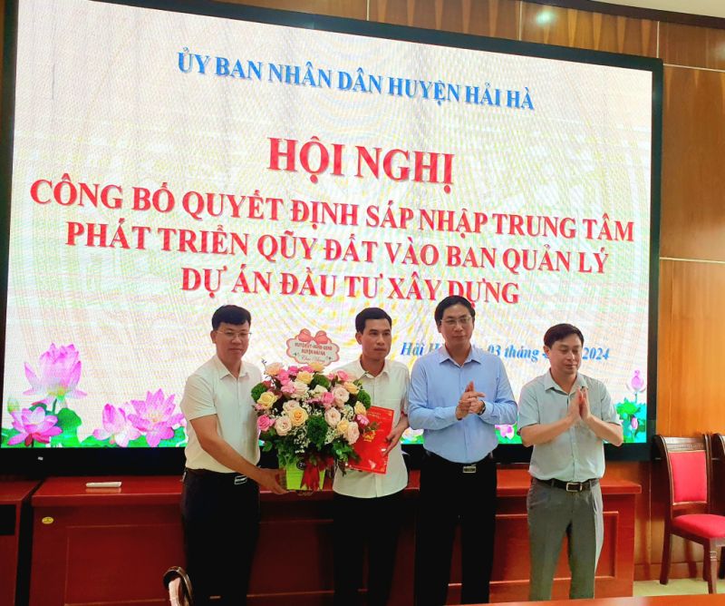 UBND huyện Hải Hà tổ chức hội nghị công bố quyết định sáp nhập Trung tâm Phát triển quỹ đất vào Ban Quản lý Dự án đầu tư xây dựng thành Ban Quản lý Dự án đầu tư xây dựng huyện Hải Hà.