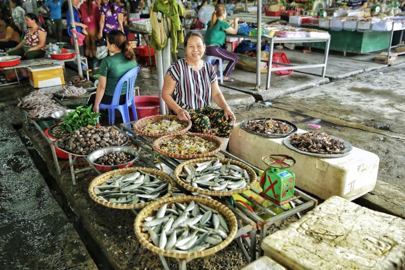 Chuyên gia trao đổi về kiểm soát giá hàng hóa khi lương tăng. Ảnh chỉ có tính chất minh họa. Ảnh báo Nghệ An.