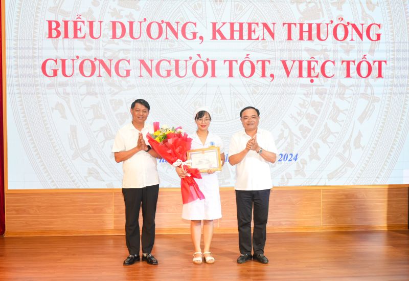 Lãnh đạo quận Kiến An khen thưởng và chúc mừng Điều dưỡng Nguyễn Thị Thảo.