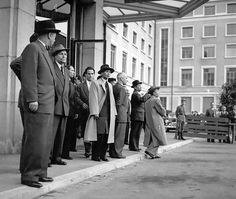 Phó Thủ tướng Phạm Văn Đồng trước tòa nhà Hội nghị Geneva. (Nguồn: Getty Images)