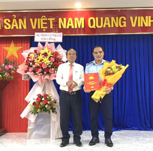 Ông Trần Xuân Thương (bên phải) nhận quyết định chuẩn y chức danh Bí thư Đảng ủy Cục QLTT Quảng Ngãi. Ảnh: N.C