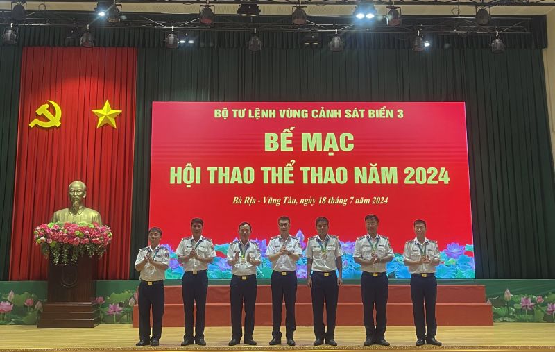 Đại tá Nguyễn Minh Khánh, Phó Tư lệnh – TMT BTL Vùng CSB 3 trao thưởng cho các tập, cá nhân dành kết quả cao trong thi đấu môn Tenis