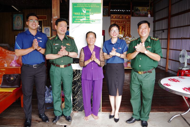 Đại diện BĐBP tỉnh, Ngân hàng Quân đội MB cùng trao biển 