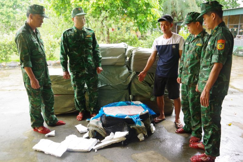 Số nầm lợn đông lạnh được đối tượng đựng bên trong các bao tải dứa