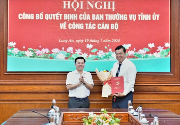 Ông Nguyễn Thanh Hải, Phó bí thư Thường trực Tỉnh ủy Long An ( bên trái) trao quyết định và chúc mừng Thượng tá Nguyễn Sơn