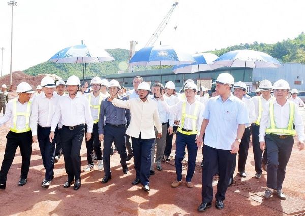 Ông Bun-thoong Chít-ma-ny - Thường trực Ban Bí thư, Phó Chủ tịch nước CHDCND Lào và đoàn công tác đến khảo sát tại Công ty CP Cảng Quốc tế Lào - Việt.