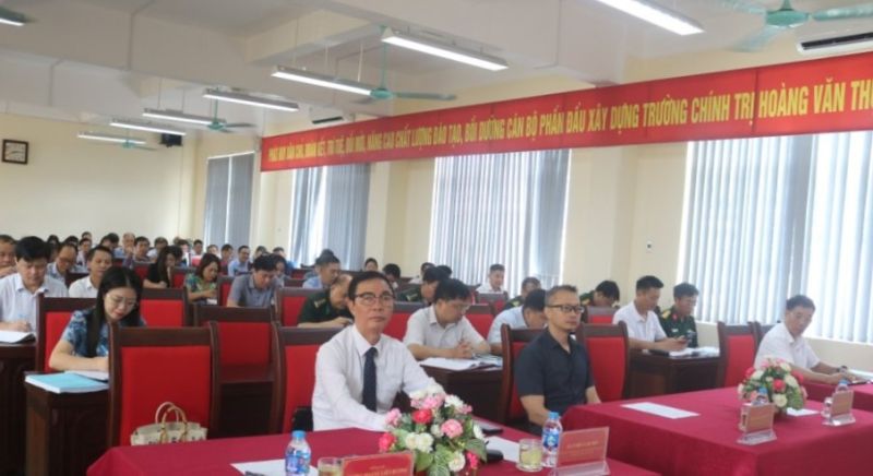 Các đại biểu và học viên tham dự lớp bồi dưỡng