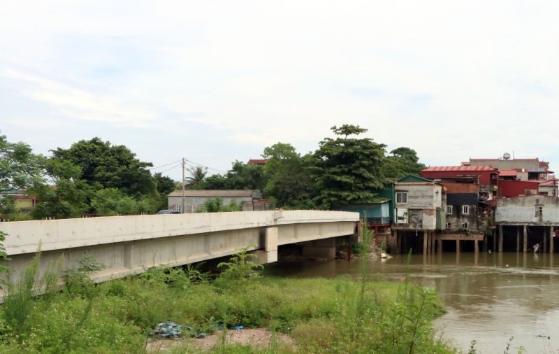 Cầu Nét thuộc địa phận huyện Yên Phong đang bị chậm tiến độ do vướng mắc giải phóng mặt bằng.