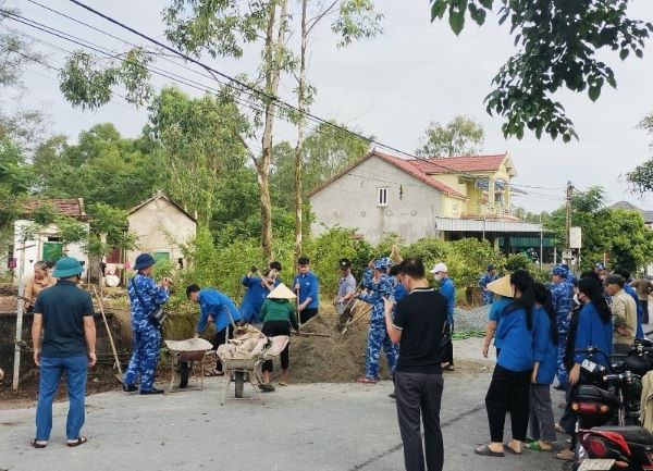 Cán bộ, chiến sĩ Hải đội Cảnh sát biển 102 hỗ trợ bà con nhân dân xã Xuân Yên (huyện Nghi Xuân) xây dựng NTM.