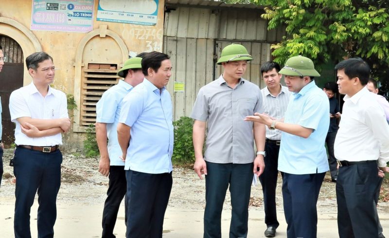 Phó Chủ tịch Thường trực phụ trách điều hành UBND tỉnh Vương Quốc Tuấn trao đổi về dự án xây dựng cầu Nét với lãnh đạo huyện Yên Phong.