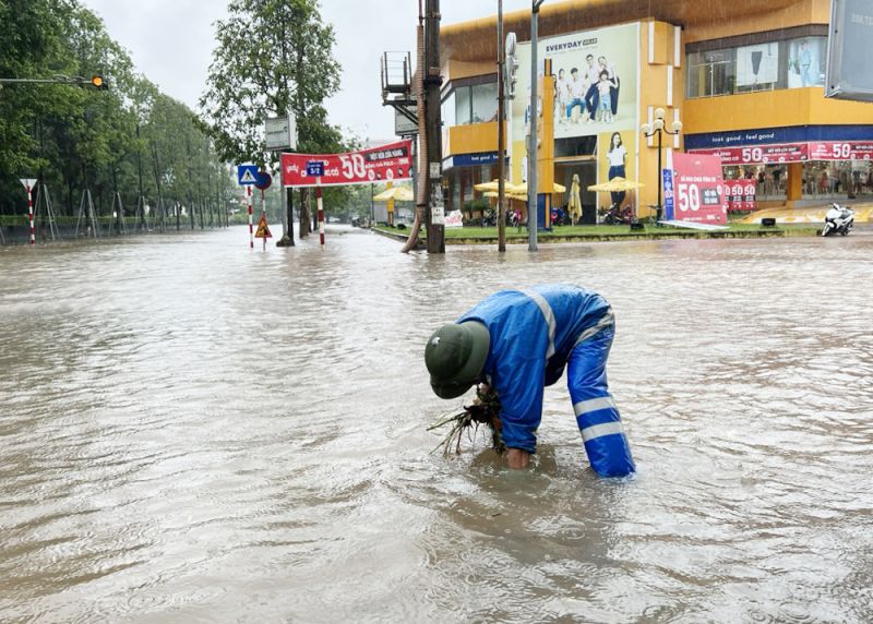 Công nhân Công ty cổ phần Quản lý công trình đô thị Bắc Giang khơi thông dòng chảy.