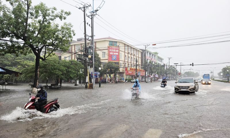 Ngã tư Quang Trung - Xương Giang (chân cầu Mỹ Độ) ngập sâu.