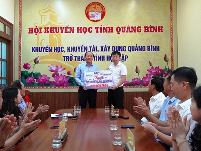 Đại diện lãnh đạo Ban Quản lý dự án mở rộng sân bay Đồng Hới đã trao biển tượng trưng tặng 100 triệu đồng hỗ trợ quỹ của Hội Khuyến học tỉnh Quảng Bình.