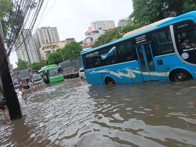 Tuyến đường đoạn đi qua bệnh viện K Tân Triều nước ngập lưng bánh xe ô tô