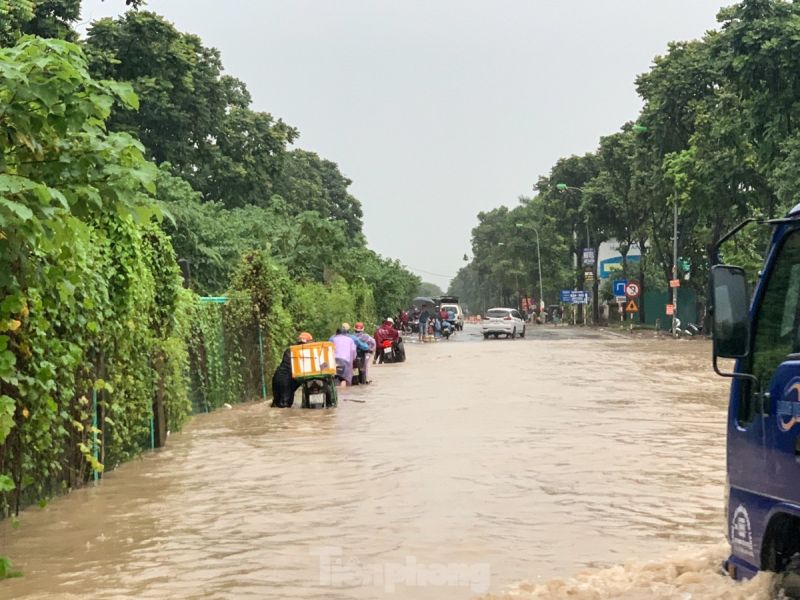 Hàng loạt phương tiện chết máy khi đi qua đường gom Đại lộ Thăng Long.