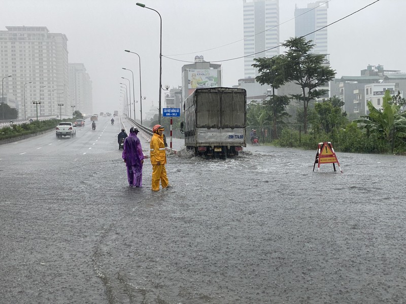 Cầu vượt qua KĐT Đô Nghĩa- Hà Đông ngập khá sâu, công nhân thoát nước luôn ứng trực