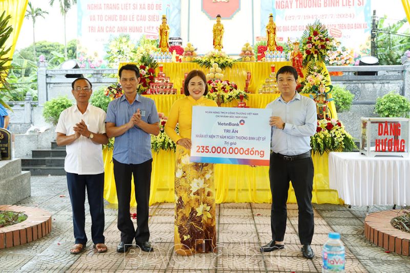 Ngân hàng TMCP Công thương Việt Nam – Chi nhánh Bắc Nam Định trao biển tượng trưng kinh phí tặng các đối tượng chính sách xã Bồ Đề.