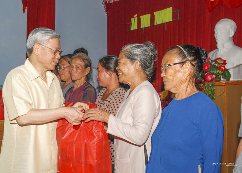 Tổng Bí thư Nguyễn Phú Trọng tặng quà người dân đảo Phú Quý, tỉnh Bình Thuận - tháng 7/2014 (ảnh: Đình Hòa)