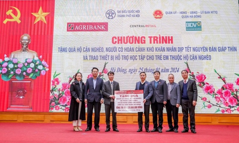 Bí thư Đảng ủy, Chủ tịch HĐTV Agribank Phạm Đức Ấn trao tặng quà của Agribank hỗ trợ hộ cận nghèo, đối tượng chính sách quận Hà Đông (Hà Nội) nhân dịp Tết Nguyên đán Giáp Thìn