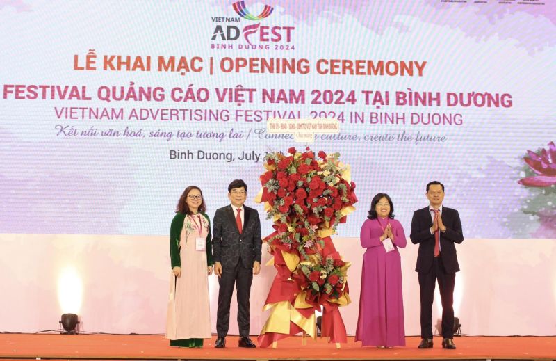 Lãnh đạo tỉnh Bình Dương tặng hoa chúc mừng Ban Tổ chức Festival Quảng cáo Việt Nam 2024