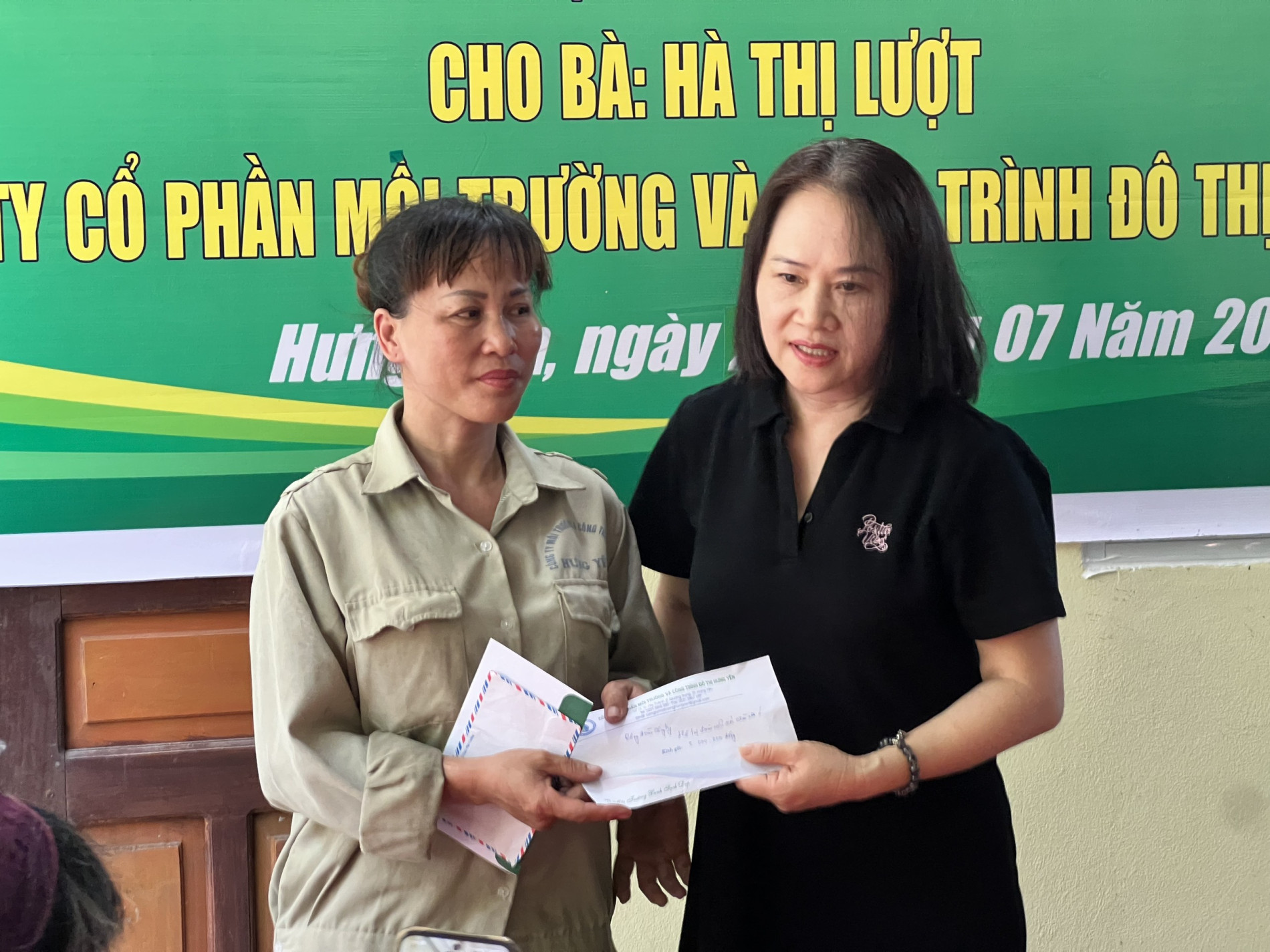 Bà Phạm Thị Tuyết, Thường trực Đảng Ủy, Chủ tịch Công đoàn Công ty CP Môi trường và Công trình đô thị Hưng Yên chúc mừng công nhân Hà Thị Lượt