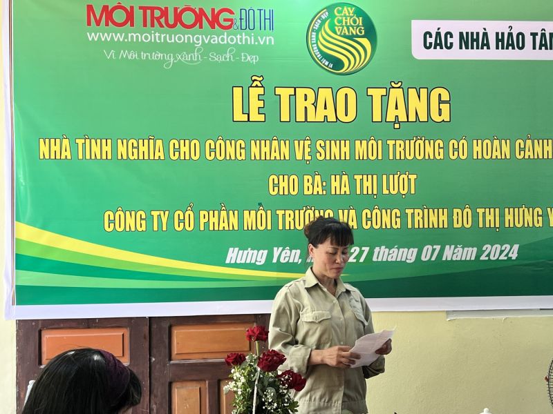 Chị hà Thị Lượt xúc động bày tỏ lòng cảm ơn chân thành đến Ban lãnh đạo Tạp chí Môi trường và Đô thị Việt Nam và các mạnh thường quân