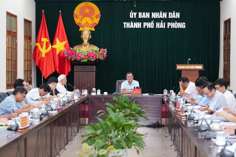 Chủ tịch UBND thành phố Nguyễn Văn Tùng nghe báo cáo về việc thu gom, vận chuyển, xử lý rác thải trên địa bàn huyện Tiên Lãng.