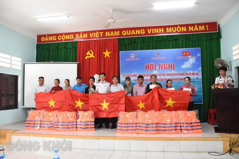 Thủ trưởng Bộ Tư lệnh Vùng Cảnh sát biển 3 và Lãnh đạo Ban Tuyên giáo Tỉnh ủy Bến Tre tặng Quà, cờ Tổ Quốc, áo phao cho ngư dân trên địa bàn huyện Thạnh Phú, tỉnh Bến Tre