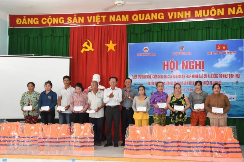 Phó chủ tịch UBND tỉnh Nguyễn Minh Cảnh và Bí thư Huyện ủy Thạnh Phú Châu Văn Bình đại diện ban tổ chức trao quà cho các hộ gia đình chính sách có hoàn cảnh khó khăn trên địa bàn huyện.