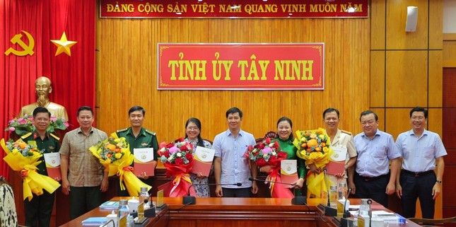 Lãnh đạo tỉnh Tây Ninh trao quyết định và tặng hoa chúc mừng 5 cán bộ vừa được Ban bí thư chỉ định tham gia BCH Đảng bộ tỉnh Tây Ninh, nhiệm kỳ 2020 - 2025