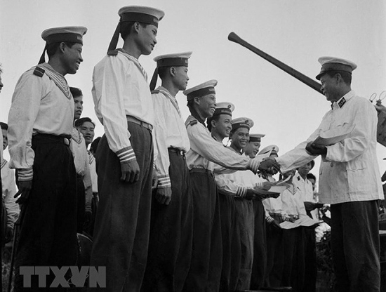 Những chiến sĩ Hải quân chiến thắng trong trận đánh đuổi tàu khu trục Maddox ngày 2/8/1964 được tặng Bằng khen của Quân chủng Hải quân. Ảnh: TTXVN