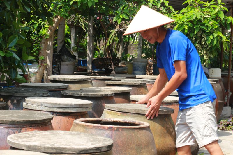 Gia đình anh Mai Văn Năng, thôn Lạc Thuần, xã Giao Châu cho biết, nguyên liệu chính để sản xuất nước mắm truyền thống ở làng nghề Sa Châu gồm có cá cơm, muối trắng. Đây là 2 nguyên liệu chính được gia đình anh thu mua ở các địa phương ven biển trong tỉnh Nam Định.