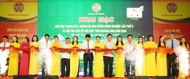 Đại biểu cắt băng khai mạc hội chợ