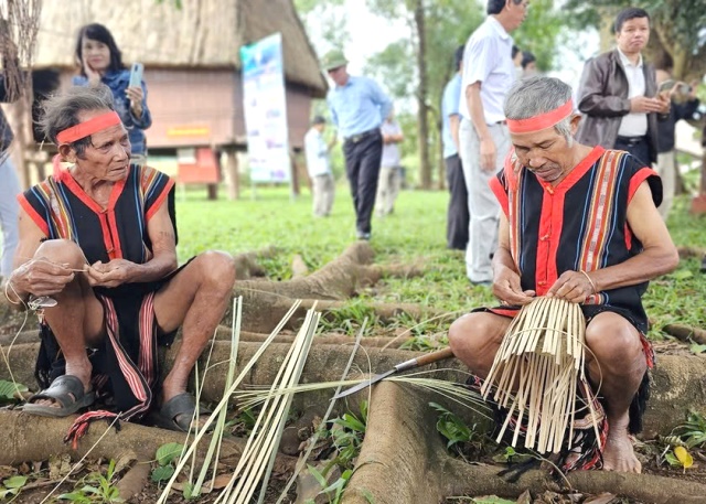 Các nghệ nhân đan lát.