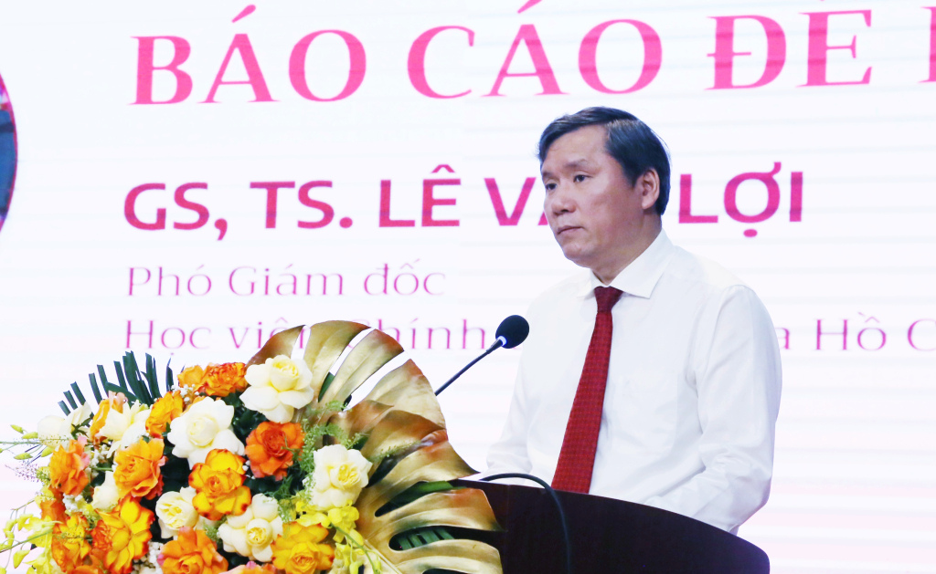 Giáo sư, Tiến sĩ Lê Văn Lợi, Phó Giám đốc Học viện Chính trị Quốc gia Hồ Chí Minh, phát biểu đề dẫn tại hội thảo.