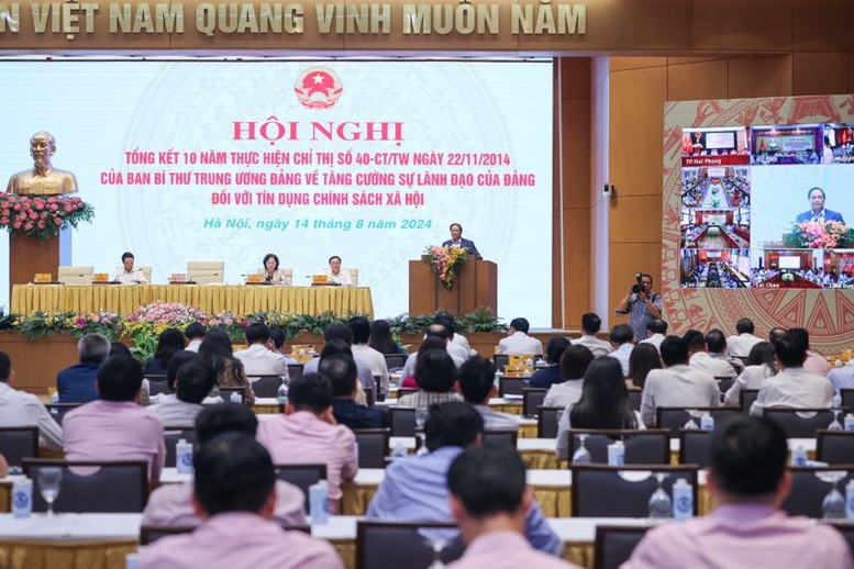 Thủ tướng nêu rõ: Cần tiếp tục xác định tín dụng chính sách xã hội là giải pháp quan trọng nhằm thực hiện các chủ trương, chính sách, mục tiêu, nhiệm vụ của Đảng, Nhà nước về tăng trưởng kinh tế đi đôi với thực hiện công bằng, tiến bộ xã hội... - Ảnh: VGP/Nhật Bắc