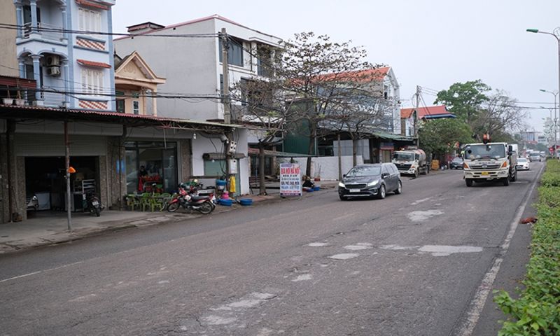 Mặt đường bong tróc, gồ ghề tiềm ẩn nguy cơ mất an toàn giao thông trên Quốc lộ 2 đoạn qua huyện Bình Xuyên.