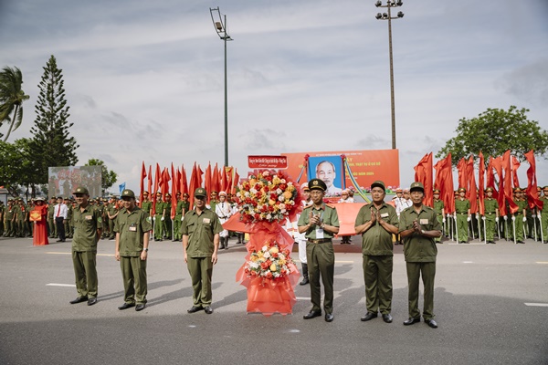 Đại tá Bùi Văn Thảo, Giám đốc Công an tỉnh Bà Rịa - Vũng Tàu tặng hoa cho Lực lượng tham gia bảo vệ ANTT ở cơ sở TP. Vũng Tàu