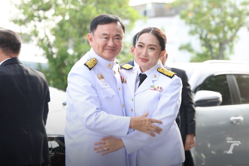 Tân Thủ tướng Thái Lan Paetongtarn Shinawatra chào đón bố của mình, cựu Thủ tướng Thaksin tham dự lễ tiếp nhận sắc phong