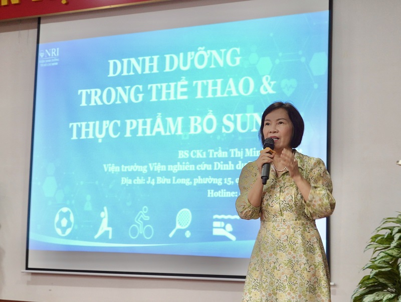 Bác sĩ CKI Trần Thị Minh Nguyệt, Viện trưởng Viện Nghiên cứu Dinh dưỡng TP.HCM (NRI) chia sẻ kiến thức tại buổi đào tạo