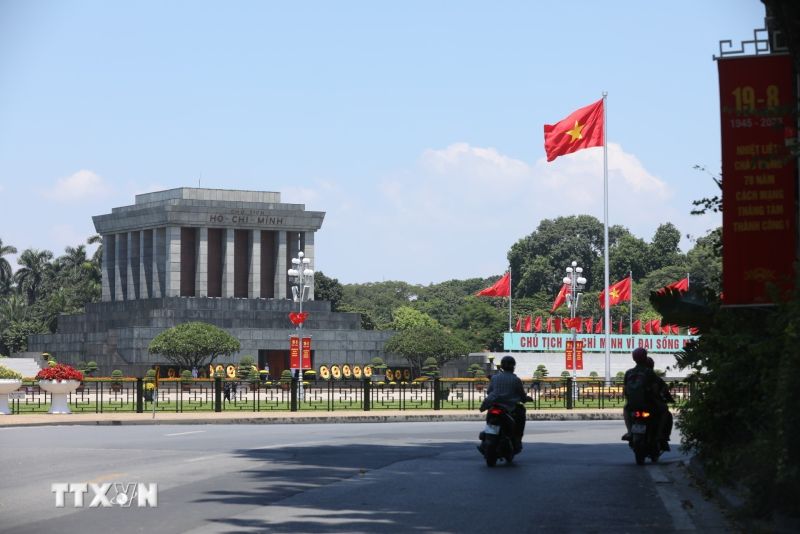 Cờ, hoa được trang hoàng rực rỡ khu vực quảng trường Ba Đình chào mừng Cách mạng tháng Tám và Quốc khánh 2/9. (Ảnh: Minh Quyết /TTXVN)