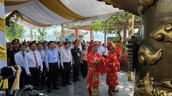 Các đại biểu dâng hương và thắp hương tưởng nhớ Danh tướng Nguyễn Hoàng Bẩy