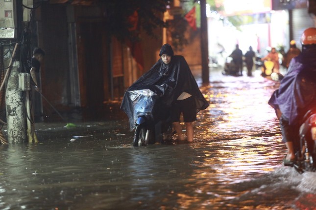 Mưa lớn gây ngập sâu ở nhiều tuyến phố Thủ đô vào tối qua. Ảnh: Duy Phạm