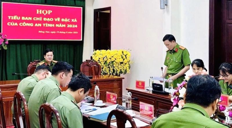 Đại tá Trần Anh Sơn, Phó giám đốc Công an tỉnh, Thủ trưởng Cơ quan Thi hành án hình sự Công an tỉnh chủ trì họp xét các trường hợp tha tù, giảm án