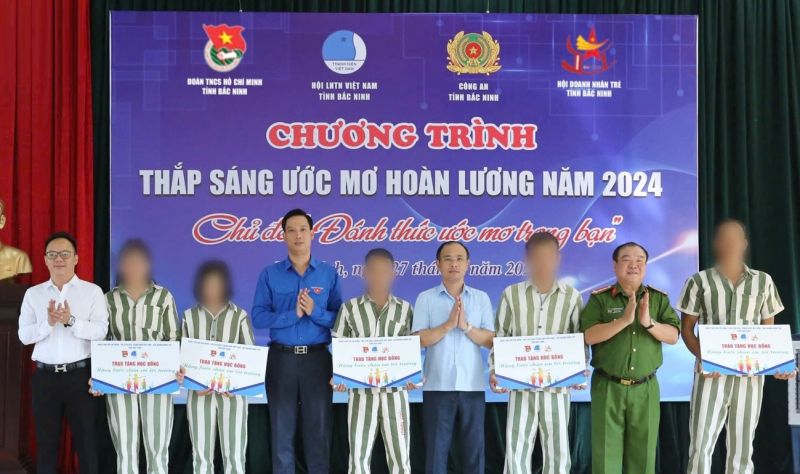 Các đồng chí lãnh đạo trao học bổng “Nâng bước chân em tới trường” cho con phạm nhân có hoàn cảnh khó khăn.