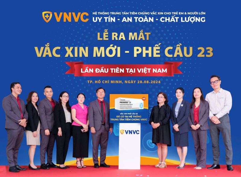 Hãng dược phẩm MSD Việt Nam gồm Ông Phan Trọng Giáo - Giám đốc Y khoa; Bà Nguyễn Thị Tứ - Giám đốc ngành hàng vắc xin Công ty MSD Việt Nam cùng các đại diện tham dự Lễ ra mắt vắc xin phế cầu 23 tại VNVC Hoàng Văn Thụ sáng ngày 28/8/2024. Ảnh: Phương Chi