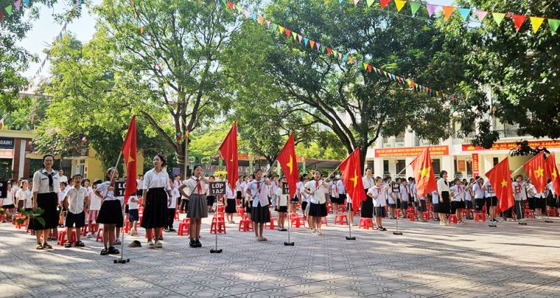 Học sinh trường Tiểu học Lê Lợi thành phố Bắc Giang chuẩn bị cho lễ khai giảng.